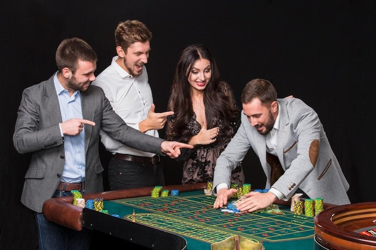 Dealer profesional di studio French Roulette agen777 slot melakukan spin roda dengan streaming multi-camera